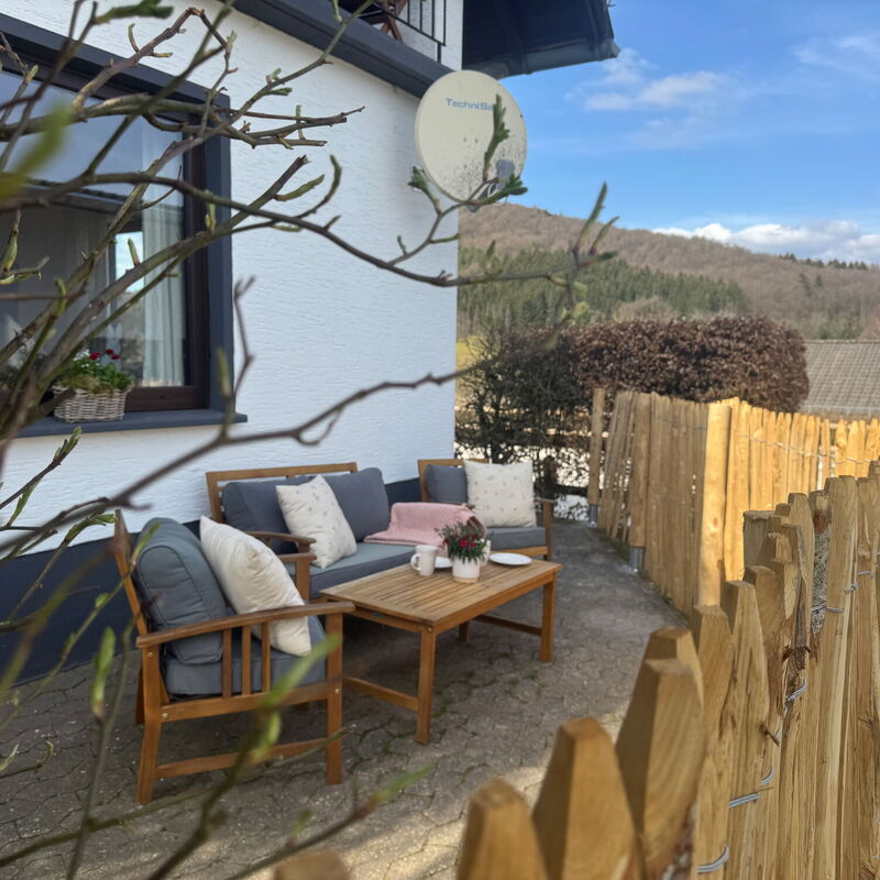 Private Terrasse mit gemütlichen Gartenmöbeln