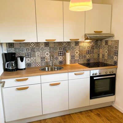 Blick in die Küche der Ferienwohnung Wildrose auf dem Landgut Pfauenhof in der Eifel