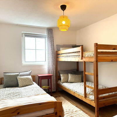 Blick in das Kinderschlafzimmer der Ferienwohnung Wildrose auf dem Landgut Pfauenhof in der Eifel