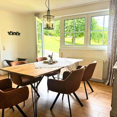 Das Esszimmer der Ferienwohnung Wildrose auf dem Landgut Pfauenhof in der Eifel