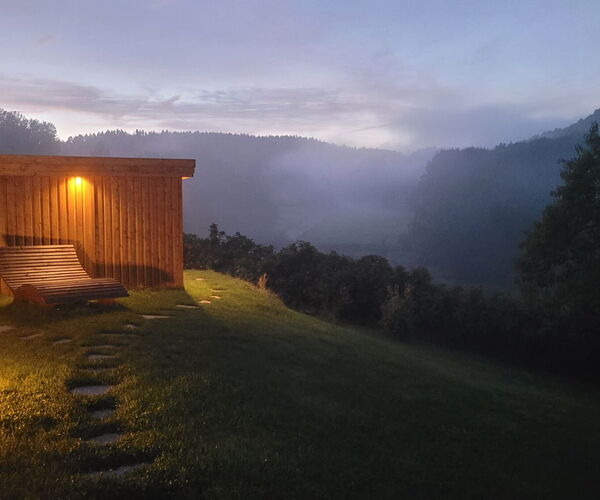 Anblick der Gartensauna am Abend auf dem Landgut Pfauenhof in der Eifel