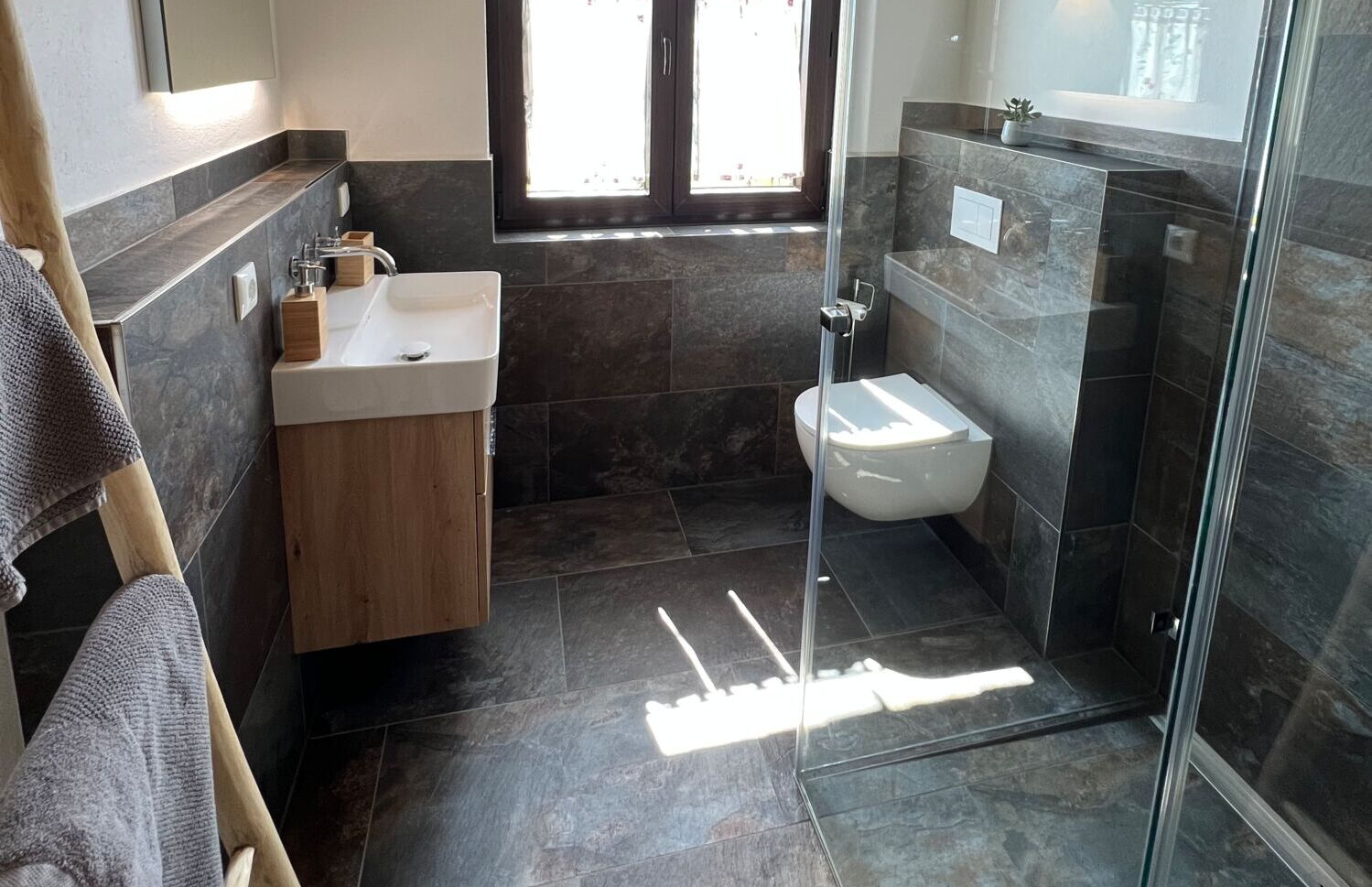 Das Badezimmer des Landchalets Eifel auf dem Landgut Pfauenhof