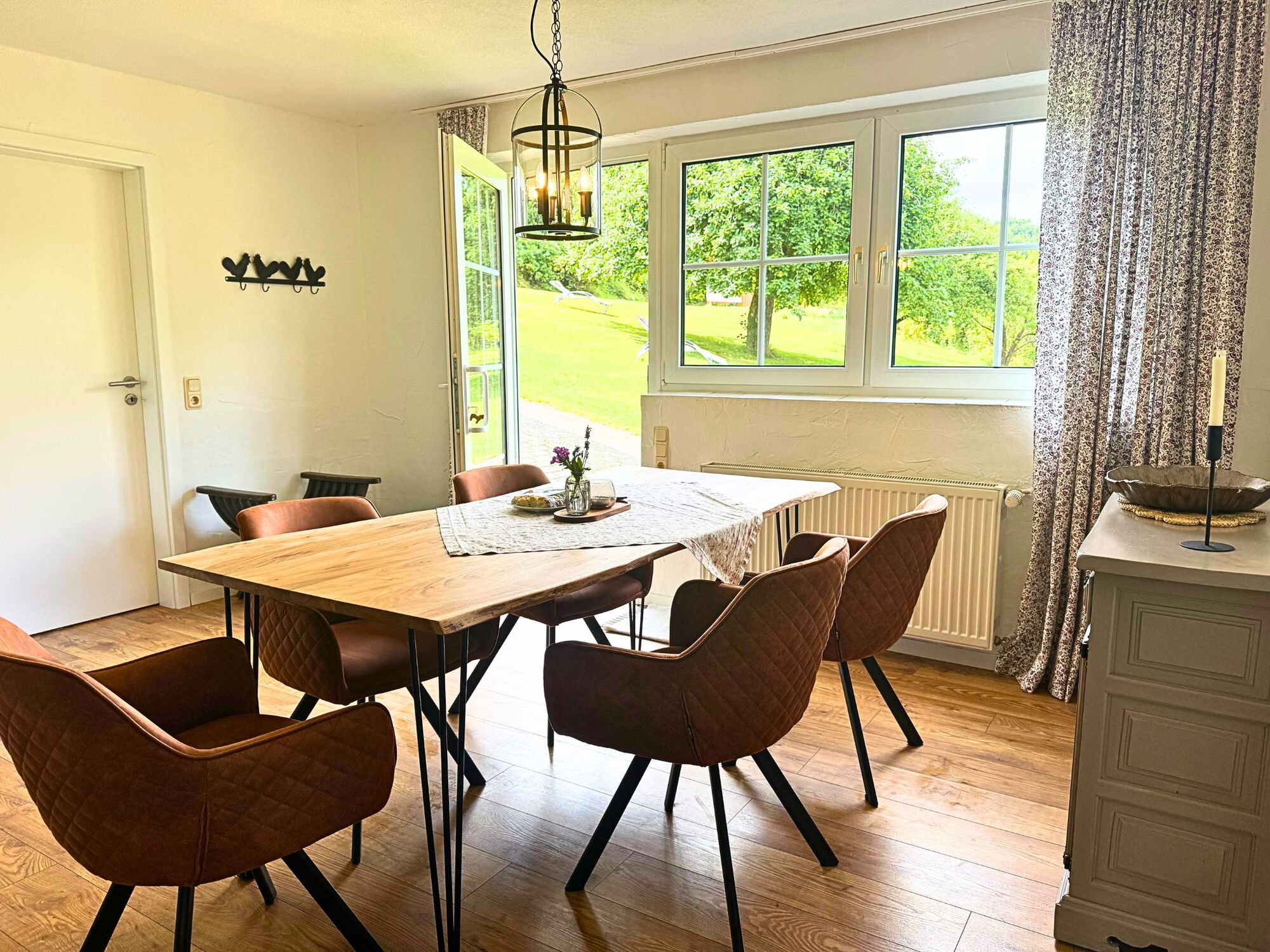 Das Esszimmer der Ferienwohnung Wildrose auf dem Landgut Pfauenhof in der Eifel